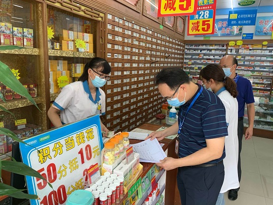 （圖為黃勁鋒局長、個私企徐國奇副書記檢查藥店落實購藥實名登記情況）.jpg