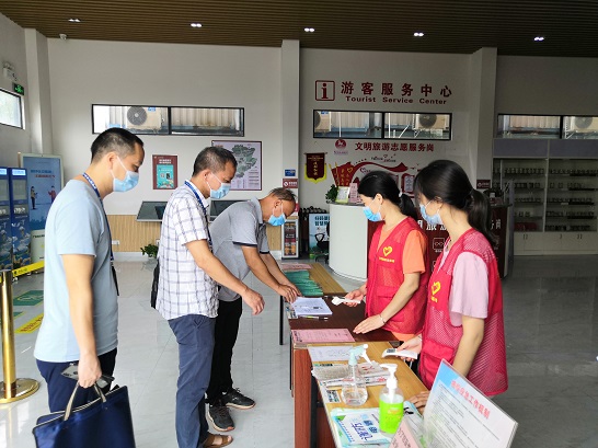 （圖為東城所人員到金雞巖、牛魚嘴、黃騰峽景區(qū)開展疫情防控檢查）.jpg